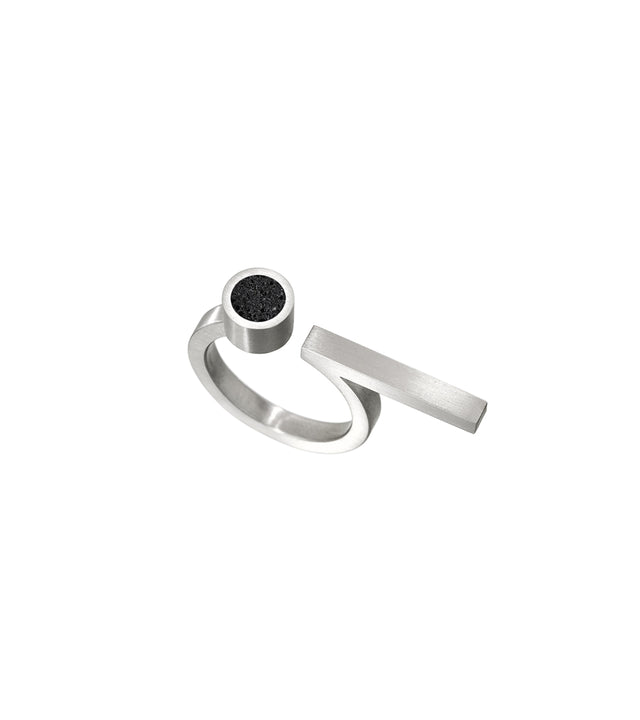 The Bau Ring in black concrete embraces the Bauhaus tradition of form following function and showcase sleek geometric shapes and a minimalist approach, capturing the essence of innovative design.