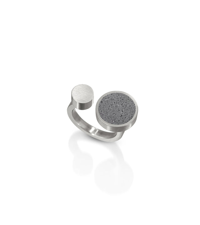 The Klee ring encapsulates Paul Klee's avant-garde artistic vision at the Bauhaus. His emphasis on imaginative design and playful geometry is presented here in contemporary fusion of concrete and stainless steel that mirrors the Bauhaus commitment to artistic experimentation and formative aesthetics.
