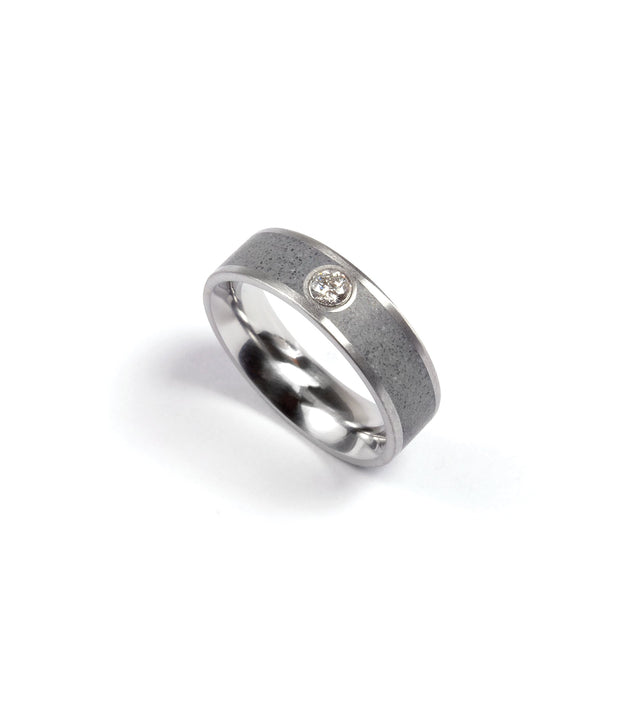 KMr155d Concrete with Diamond Ring