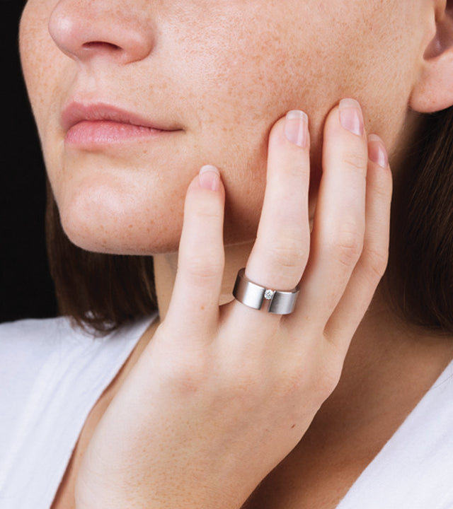 KMr120d Facet Engagement Ring