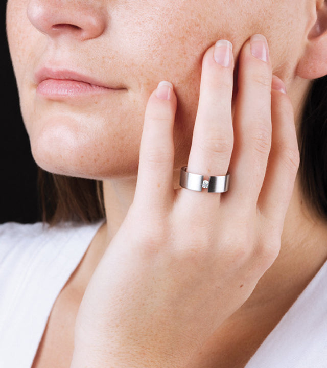 KMr126d Facet Engagement Ring