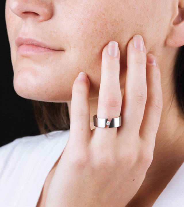 KMr127d Facet Engagement Ring