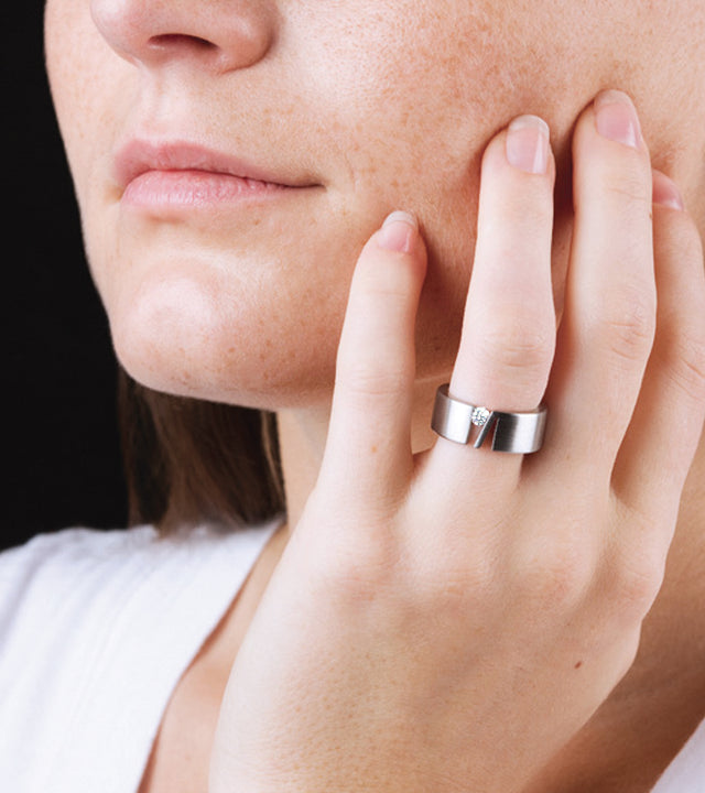 KMr148d Facet Engagement Ring