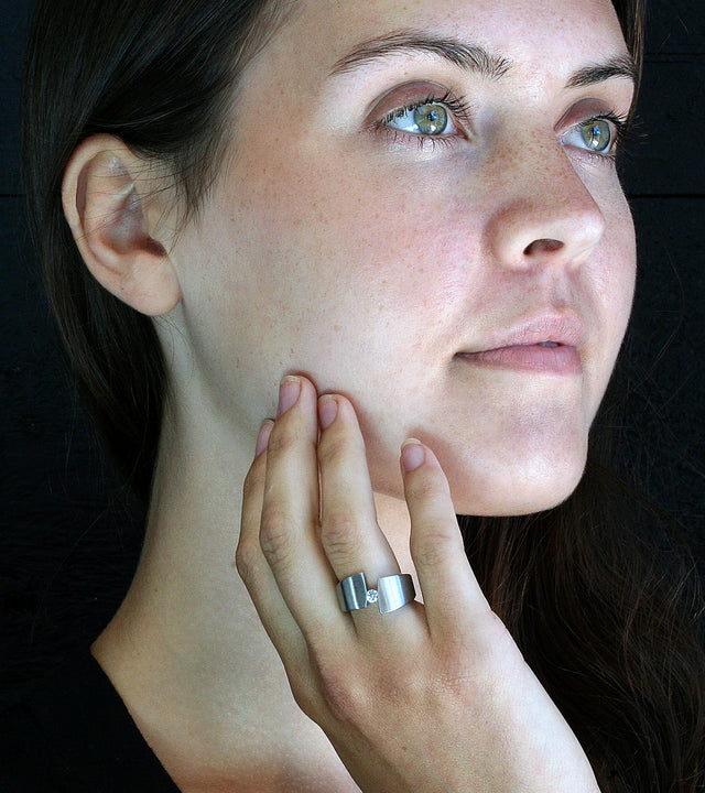 KMr180d Facet Engagement Ring