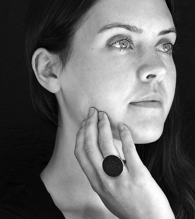 The Antares concrete and diamond dust ring achieves minimalist beauty with modernist jewelry design that representing the sparkle of the starry night sky.