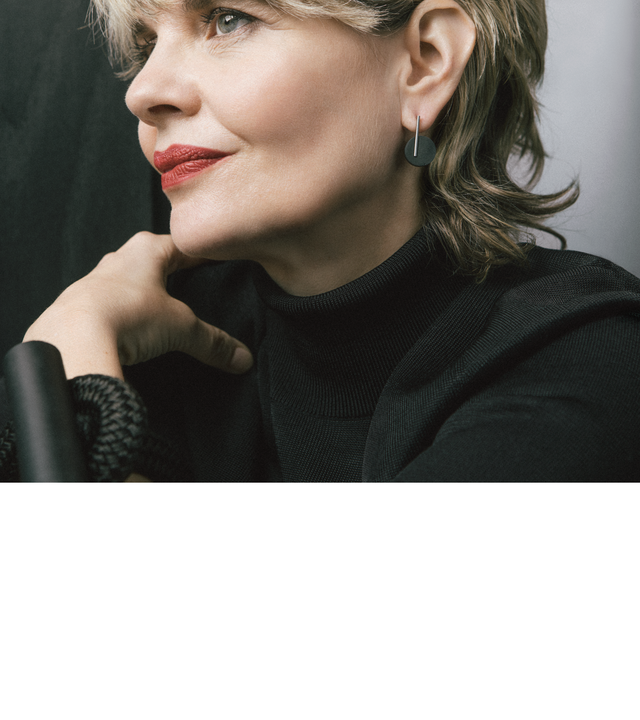 The smaller Unity Note earrings are minimal in design while still making a statement on the wearer. They are characterized by a small stainless steel rod stemming from a 15mm (diameter) natural or black concrete disc.