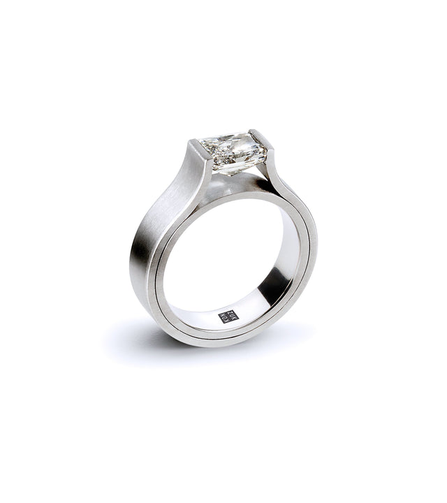 KMr190dp Platinum Facet Engagement Ring